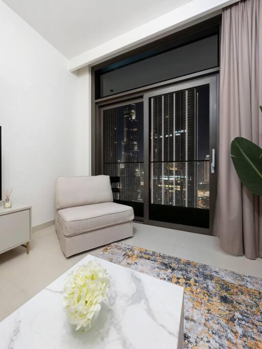 Luxury One Bedroom Apartment With Full Burj Khalifa View & Fountain View By Delujo Stays *