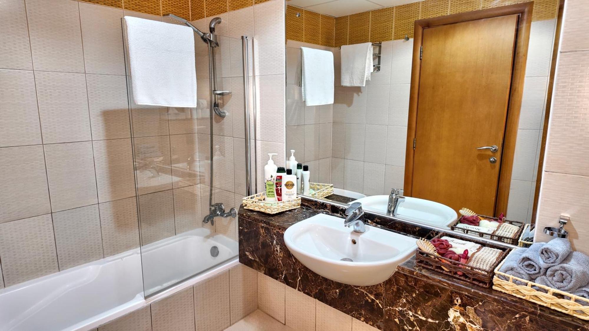 Spacious 2 Bed Marina-near Metro Appartement *