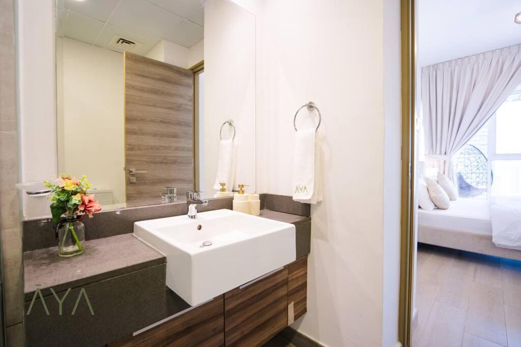 Elegant 1br Retreat With Rooftop Pool In Jvc By Aya Boutique Dubai