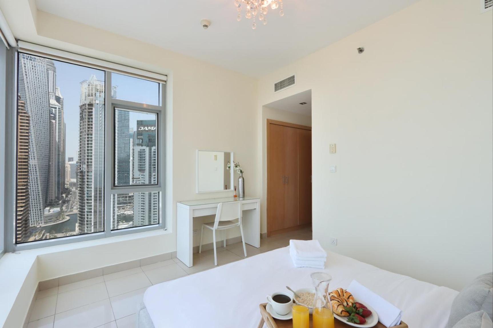 1b With Full Marina Views, Nearby And The Walk Apartment *