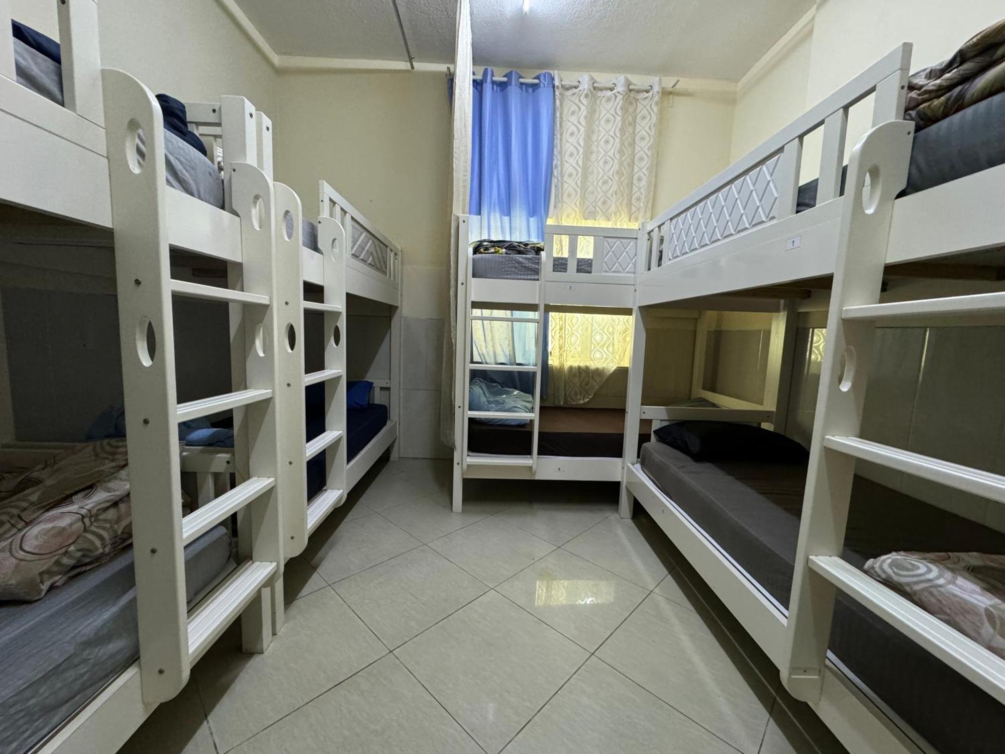 Falcon Living Hostal Dubái
