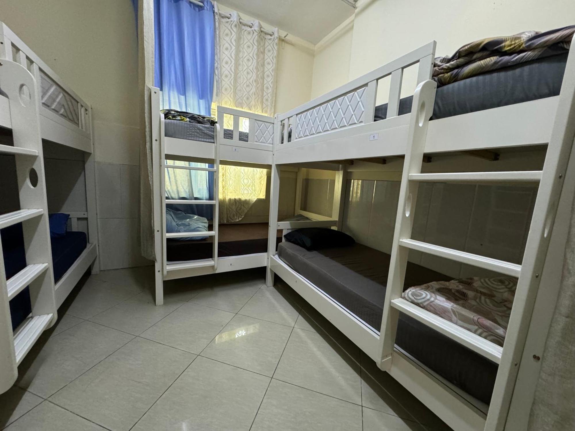 Falcon Living Hostal *