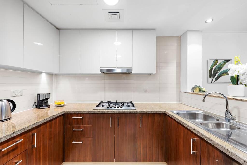 First Class 2br Elegance With Iconic Views