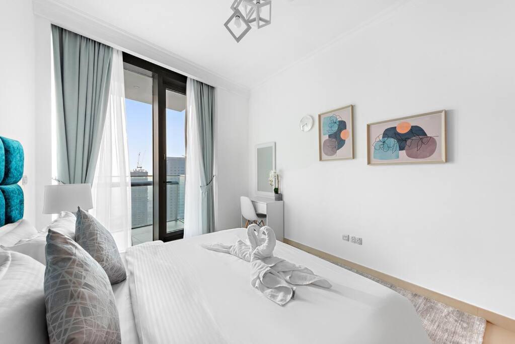 First Class 2br Elegance With Iconic Views *