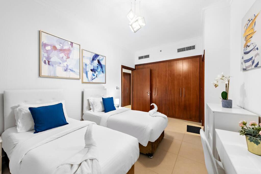 First Class 2br Elegance With Iconic Views *