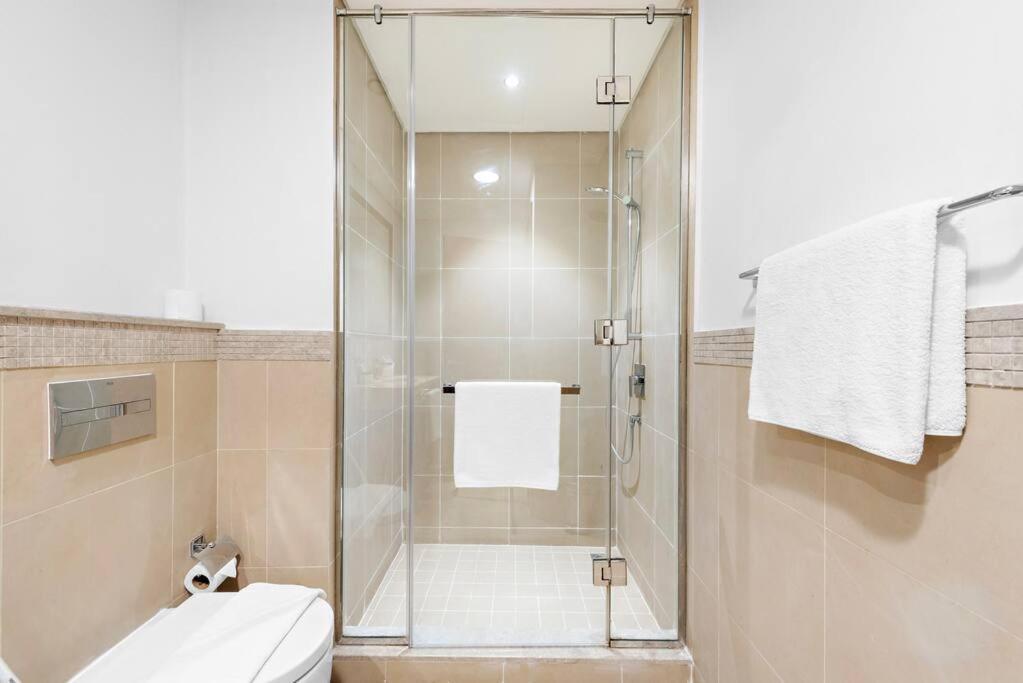 First Class 2br Elegance With Iconic Views Dubai