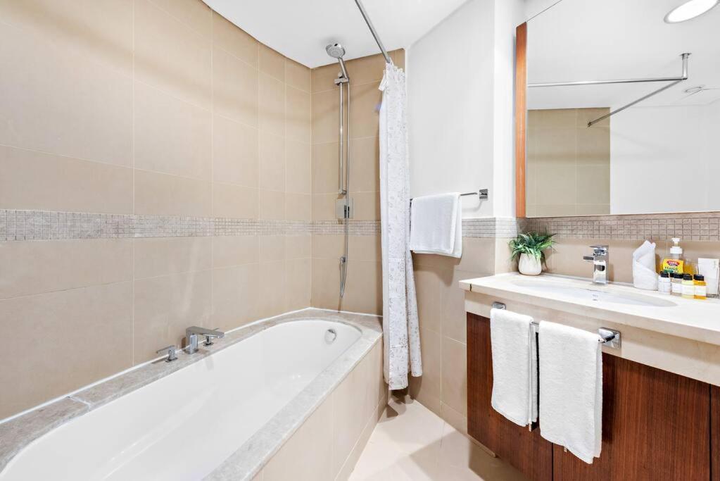 First Class 2br Elegance With Iconic Views *