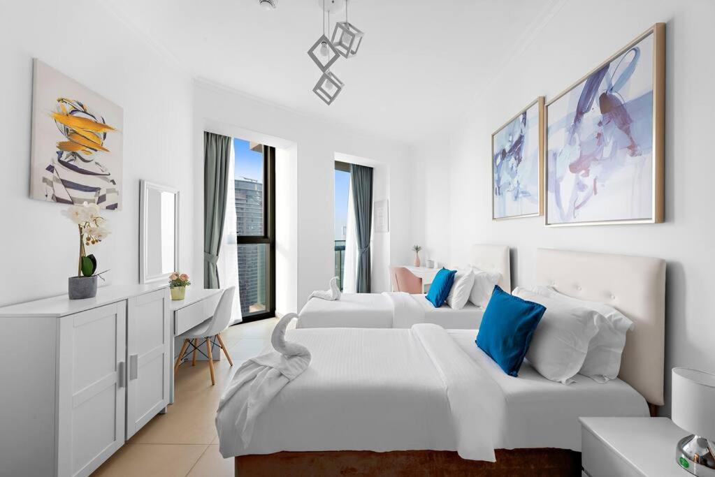 First Class 2br Elegance With Iconic Views *