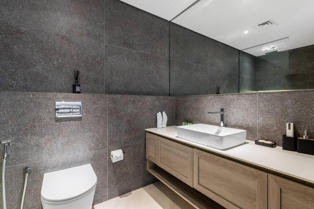 Waves - Tranquil Living 2br In Jvc With Views Dubai