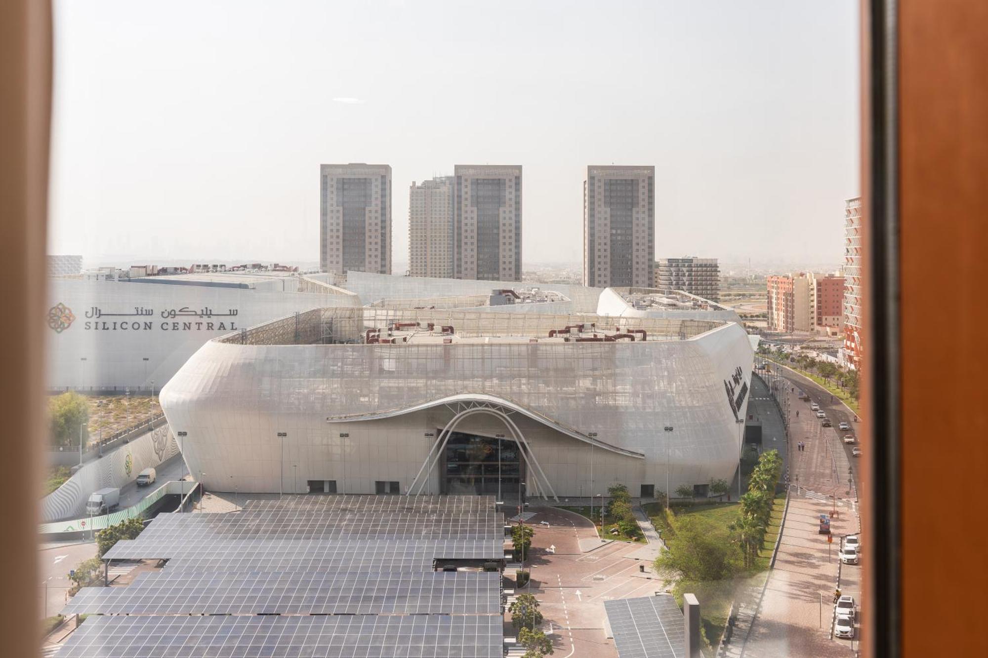 Bright And Airy In Silicon Oasis