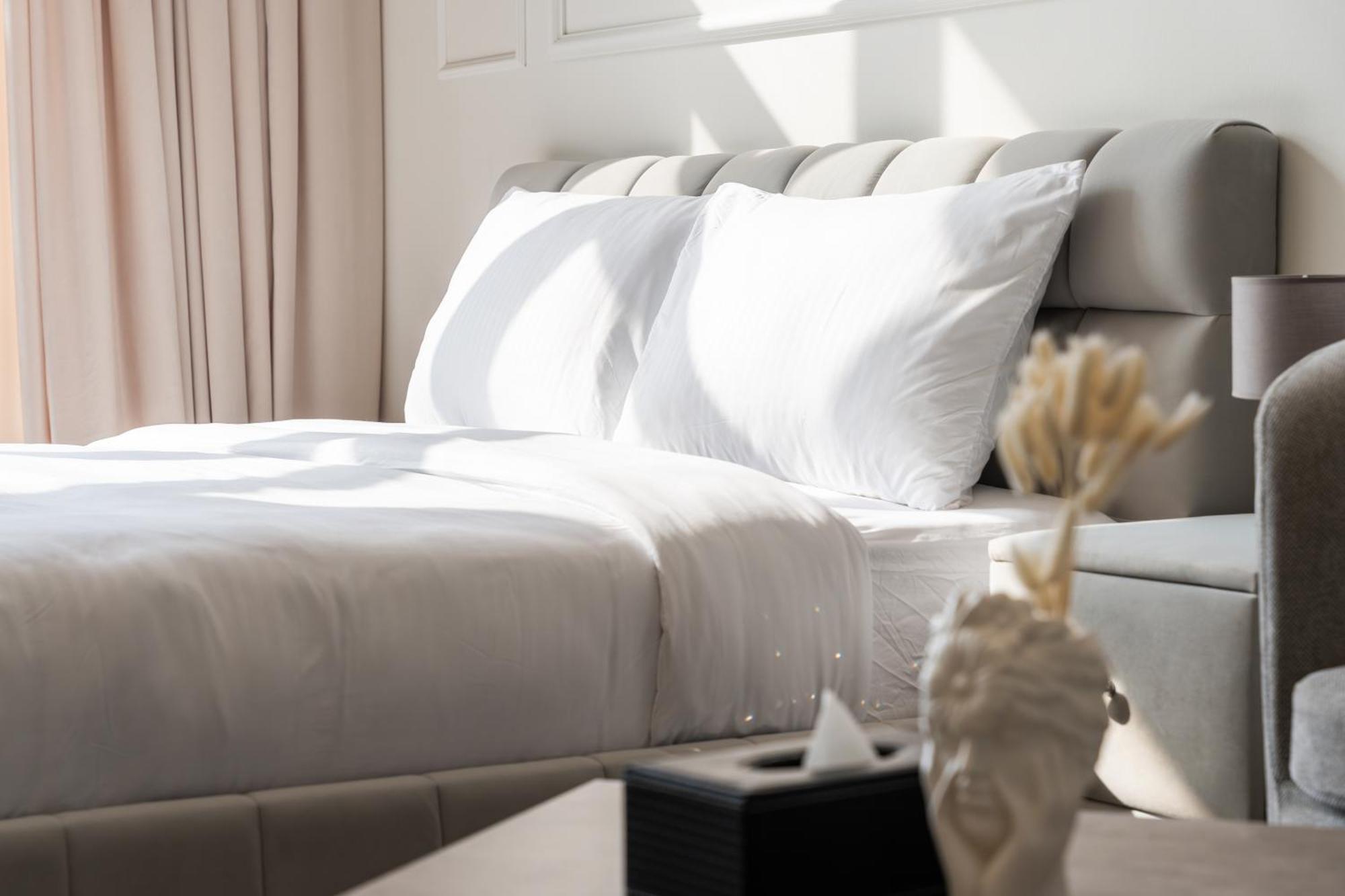 Bright And Airy In Silicon Oasis *
