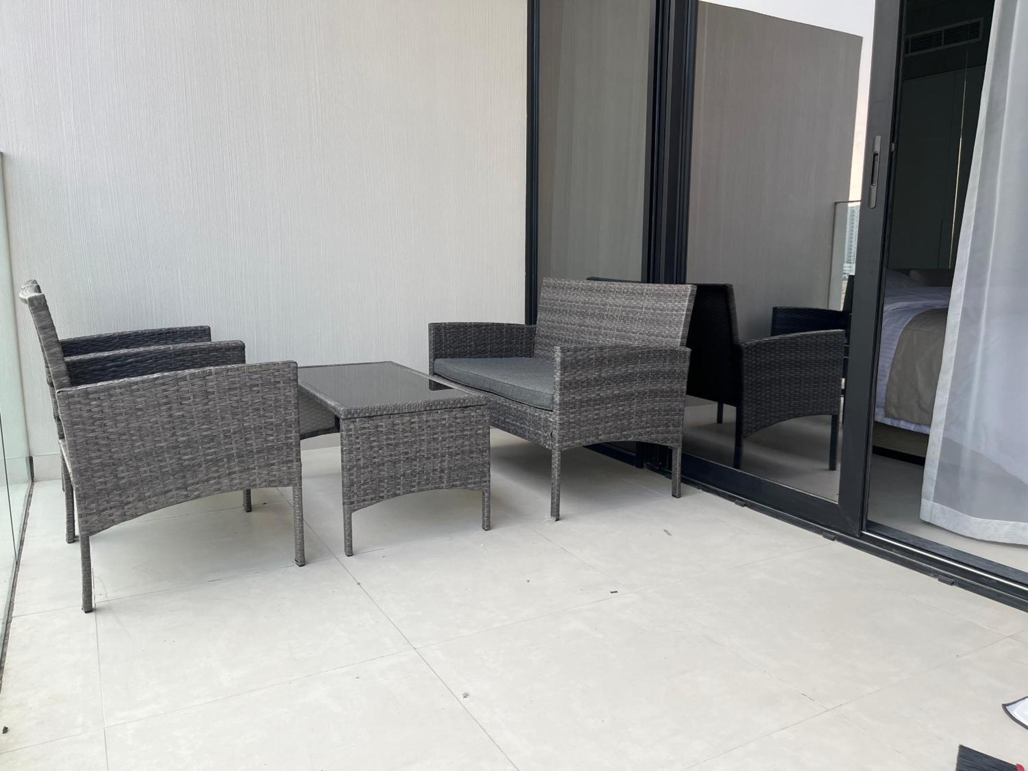 Apartemen Bright New With Pool & Gym Access, 5 Min From Gardens Metro