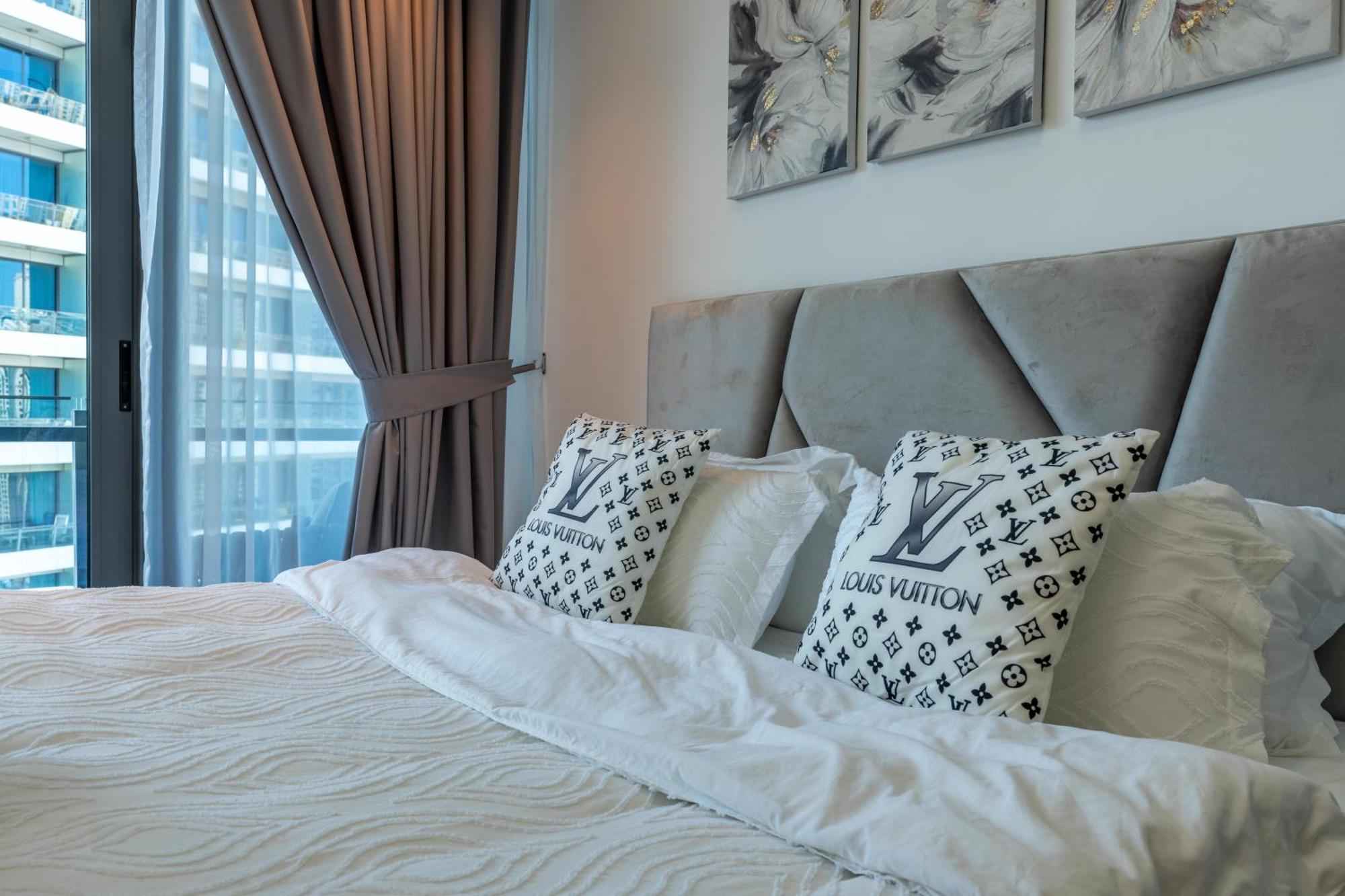Luxury In Marina W Stunning View