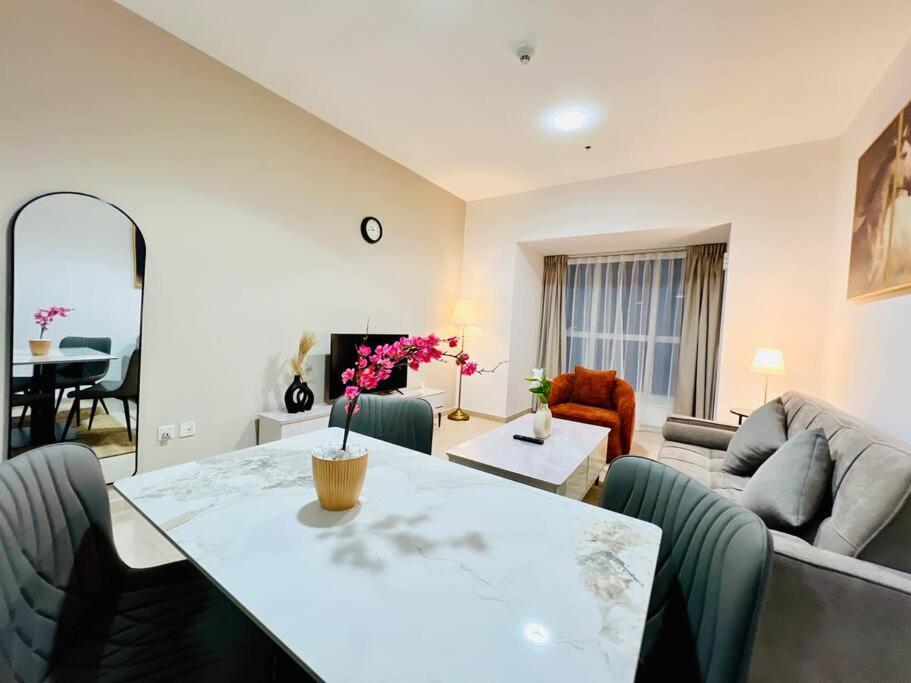 1 Bedroom Flat, Luxury Amenities, Opp & Club With Free Parking In Marina Apartamento *