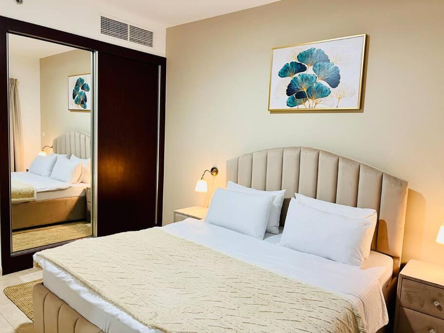 1 Bedroom Flat, Luxury Amenities, Opp & Club With Free Parking In Marina Apartamento Dubái