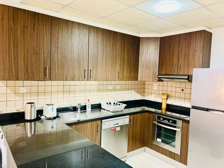 Apartamento 1 Bedroom Flat, Luxury Amenities, Opp & Club With Free Parking In Marina Dubái