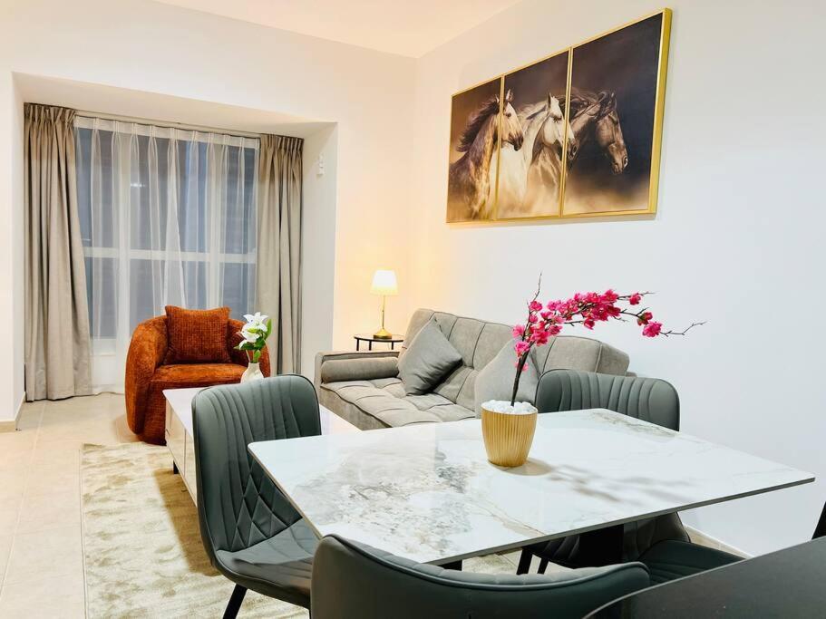 1 Bedroom Flat, Luxury Amenities, Opp & Club With Free Parking In Marina Dubái