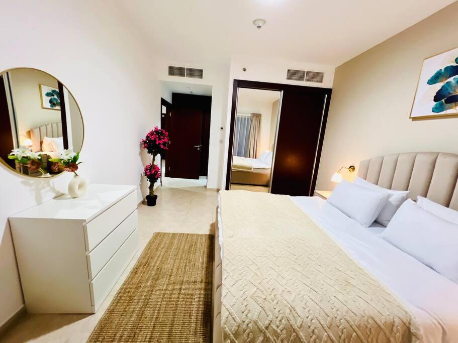 Apartamento 1 Bedroom Flat, Luxury Amenities, Opp & Club With Free Parking In Marina Dubái