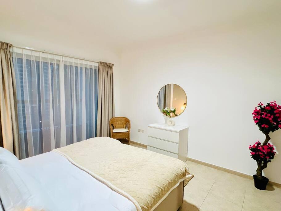 1 Bedroom Flat, Luxury Amenities, Opp & Club With Free Parking In Marina Apartamento Dubái