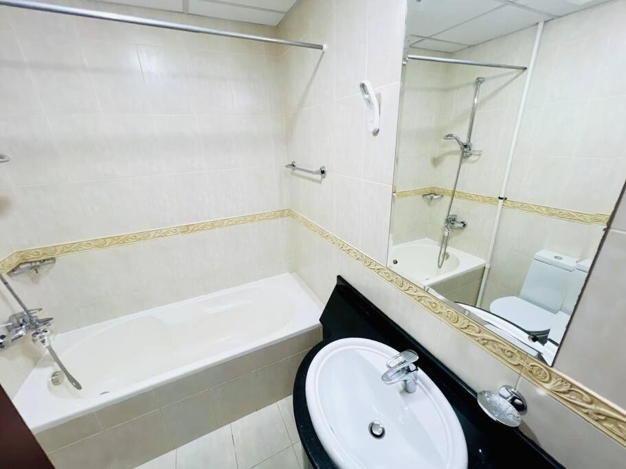 1 Bedroom Flat, Luxury Amenities, Opp & Club With Free Parking In Marina *