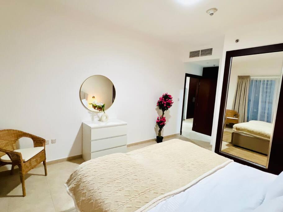 Apartamento 1 Bedroom Flat, Luxury Amenities, Opp & Club With Free Parking In Marina Dubái