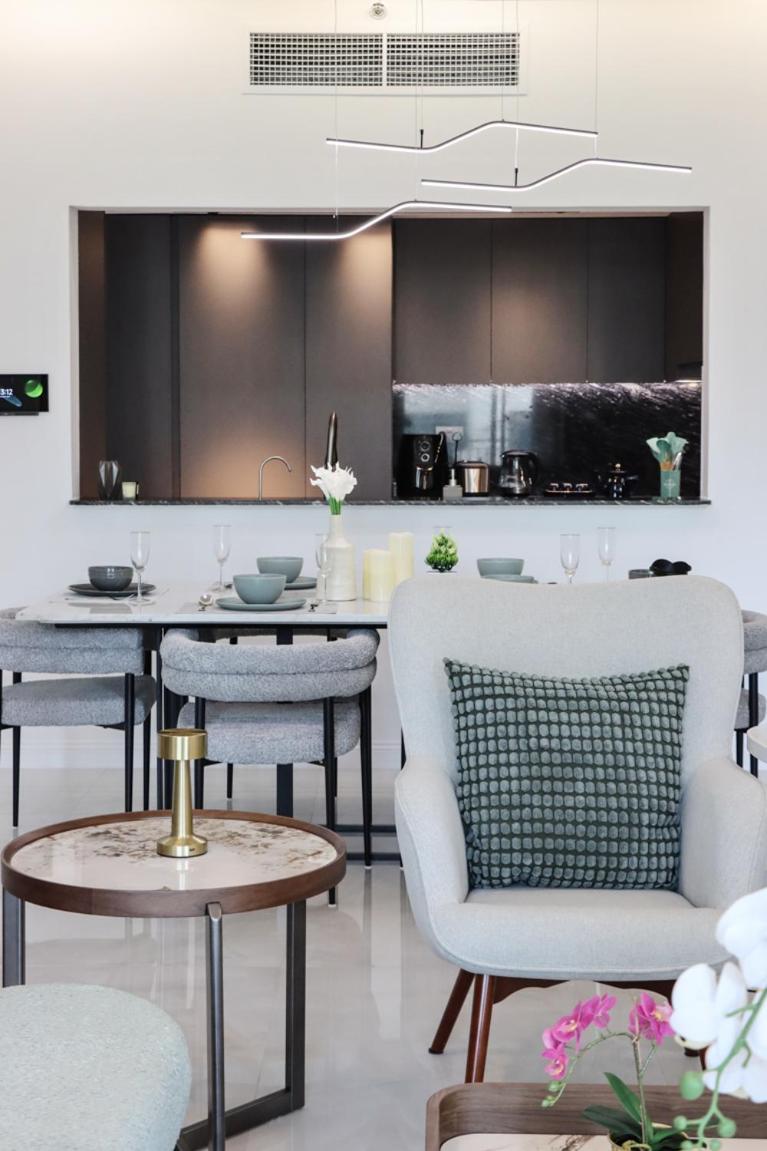 Livbnb - 2b With Modern Interiors, Emaar Boulevard Appartement