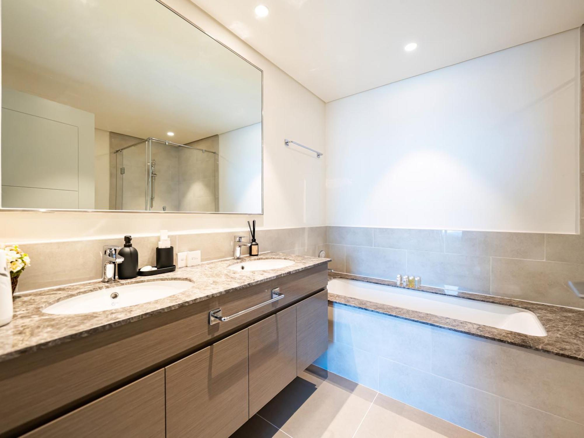 Burj Khalifa Bliss I 4 Bedroom I Burj Khalifa & Fountain Views I Free Gym, Pool, Parking, Wi-fi And Ps5 I By Skyline Serenity Apartemen *
