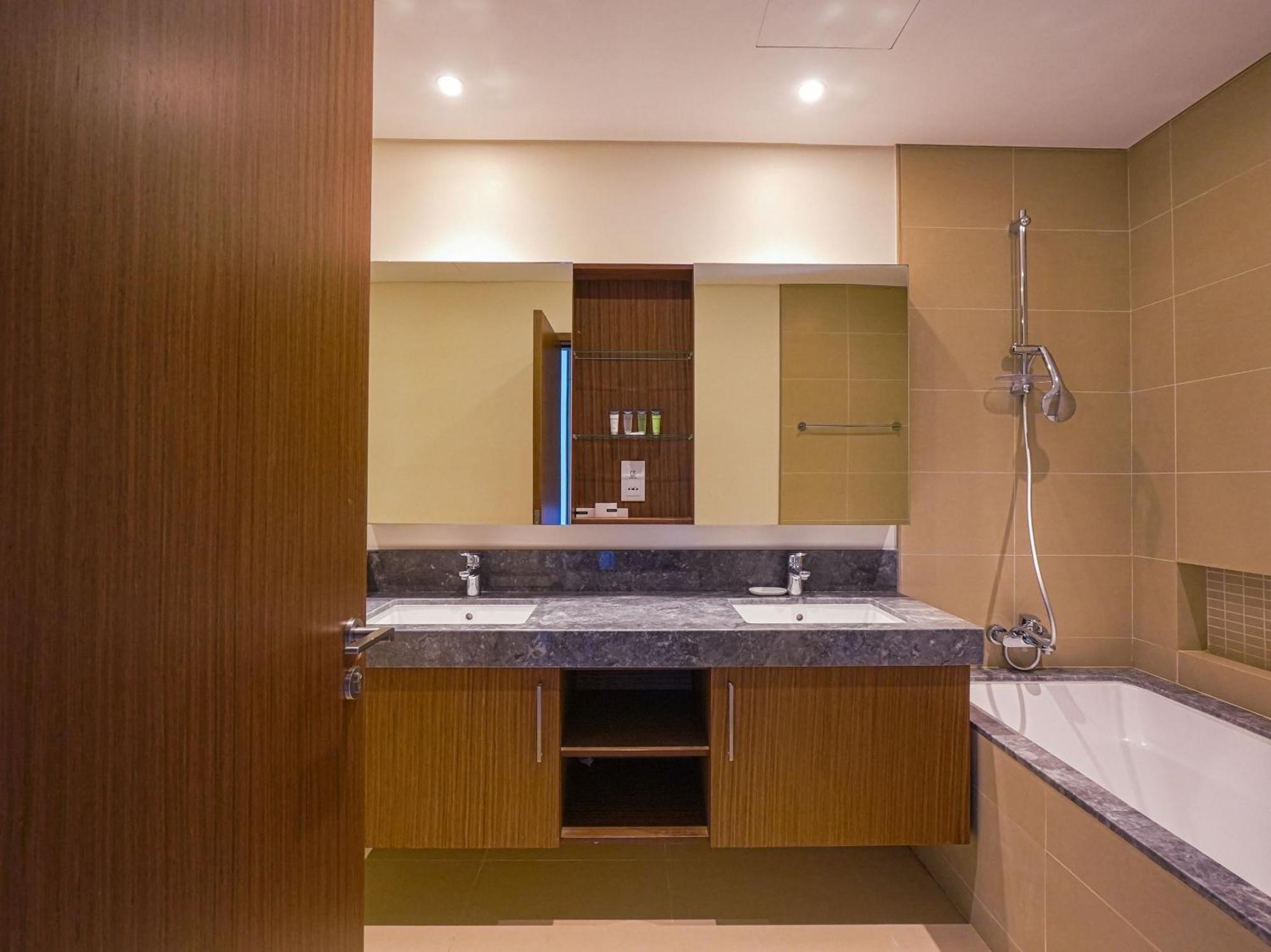 Emaar Marina: Sea And Ain View Apartment