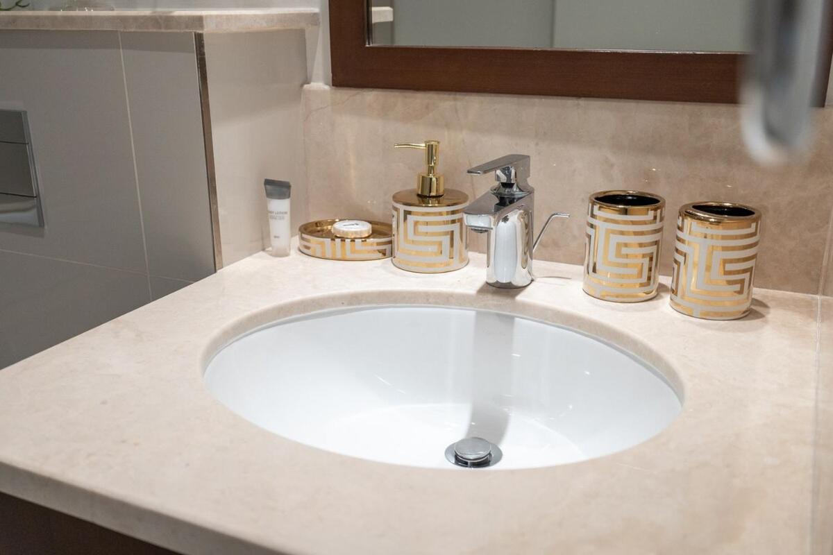 Bright And Chic 2-bedrooms In Downtown Near Burj Khalifa And Mall! Apartamento Dubái