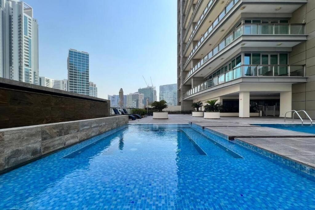 Spacious 1bhk In Downtown 8 Blvd Appartement