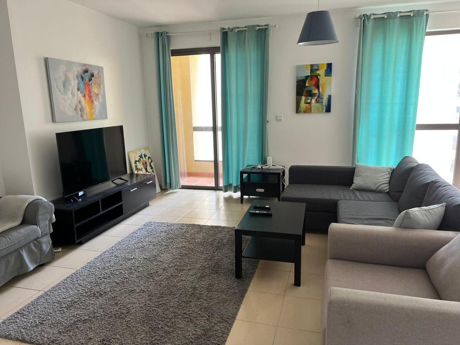 Spacious 1br 5 Minutes From * Dubái