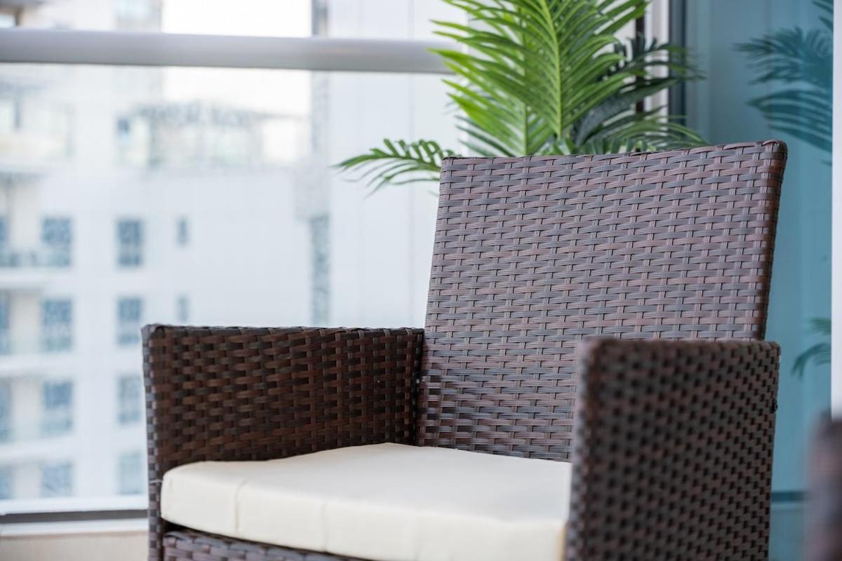 Classy 2-bedrooms With Vintage-inspired Furniture At Executive Tower M! Appartement Dubaï