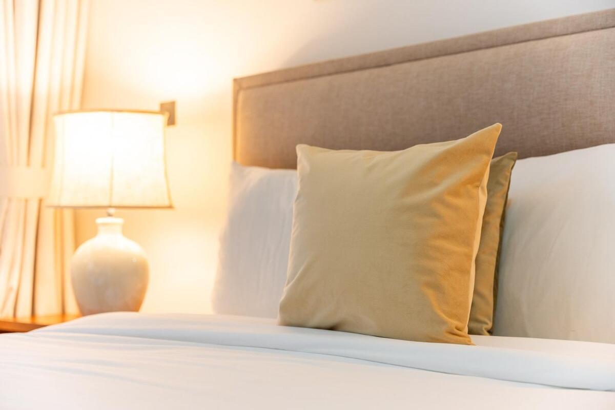 Classy 2-bedrooms With Vintage-inspired Furniture At Executive Tower M! Dubaï