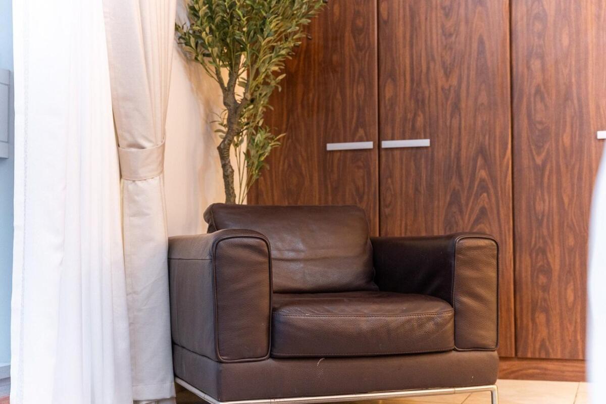 Classy 2-bedrooms With Vintage-inspired Furniture At Executive Tower M! Appartement Dubaï