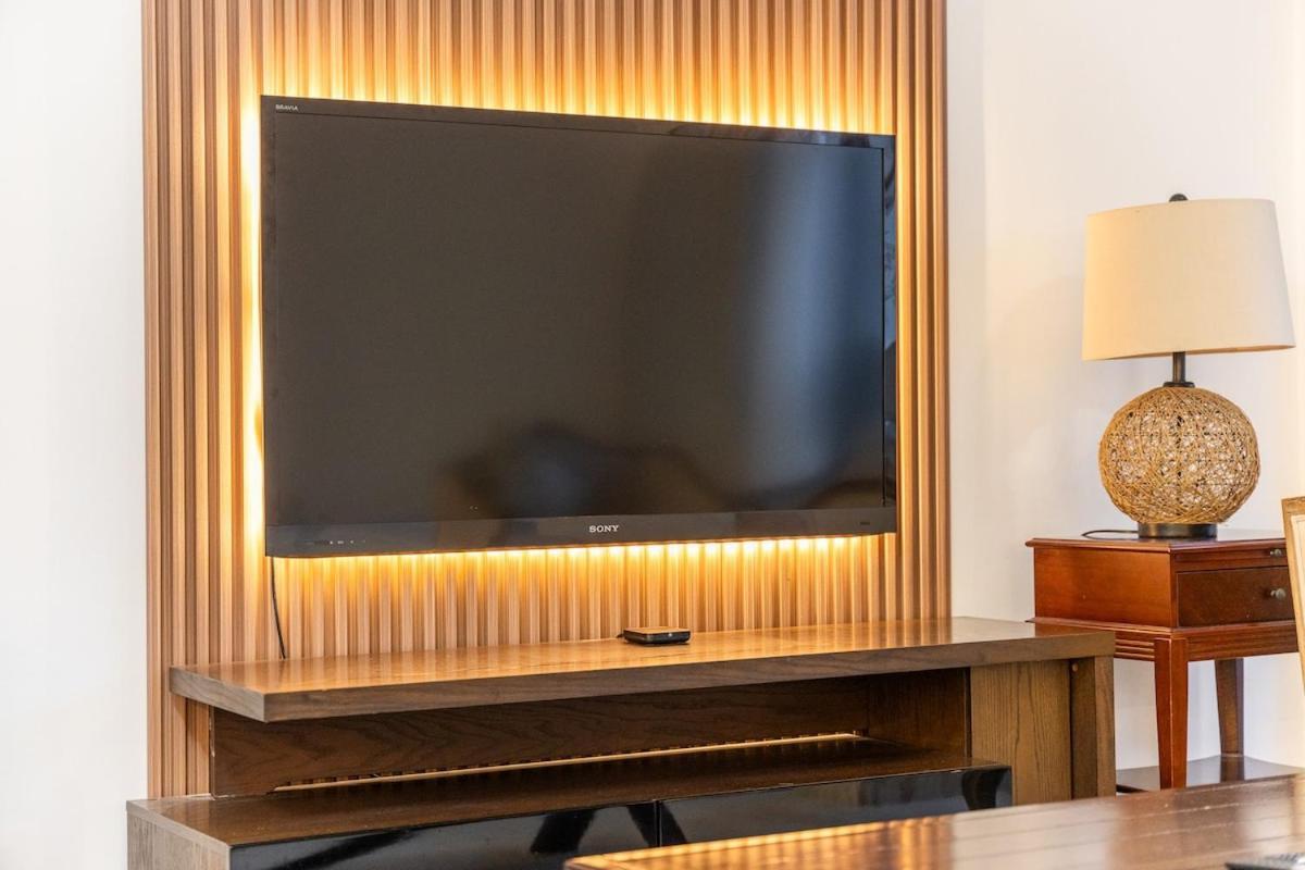 Classy 2-bedrooms With Vintage-inspired Furniture At Executive Tower M! Appartement Dubaï