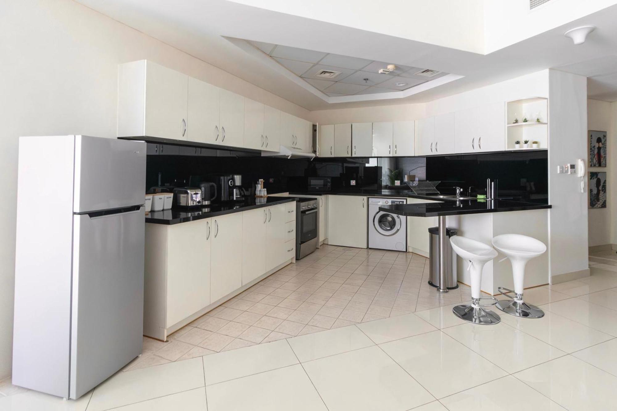 Relaxing 2br Haven In Marina Perfect Location & Amenities * Dubai