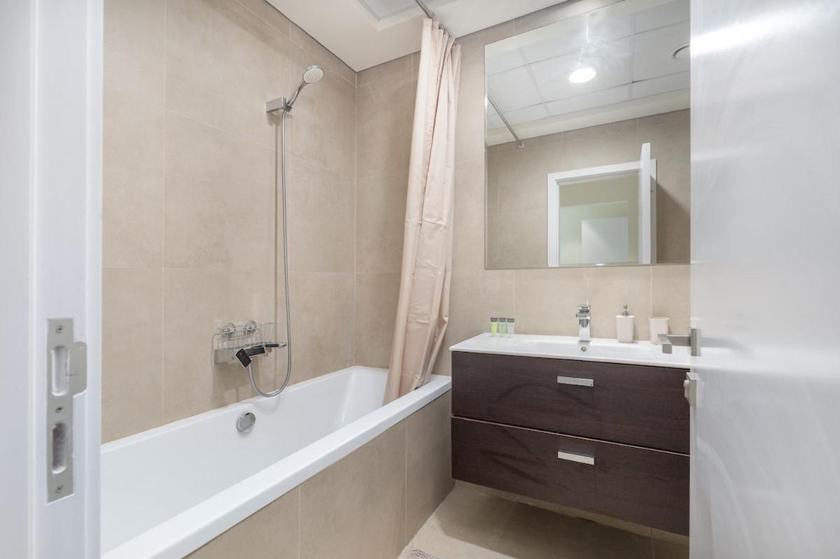 Stylish 2-bedroom With Modern Living In Marina * Dubaï