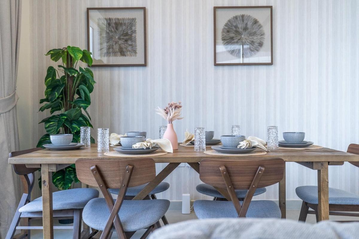 Stylish 2-bedroom With Modern Living In Marina *