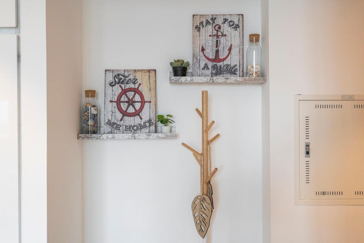 Airy 1-bedroom Coastal-style In Marina Apartment