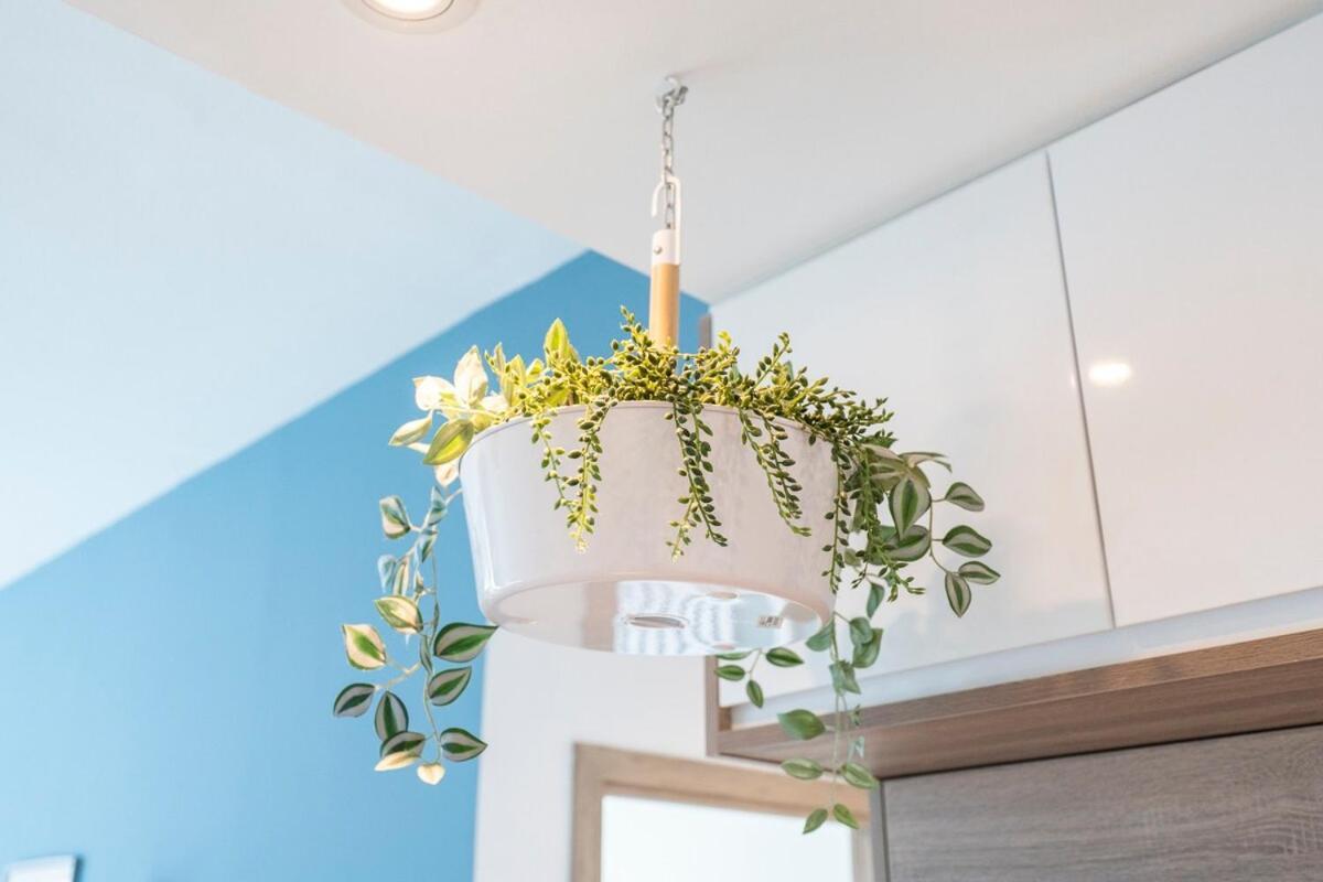 Airy 1-bedroom Coastal-style In Marina Apartment *