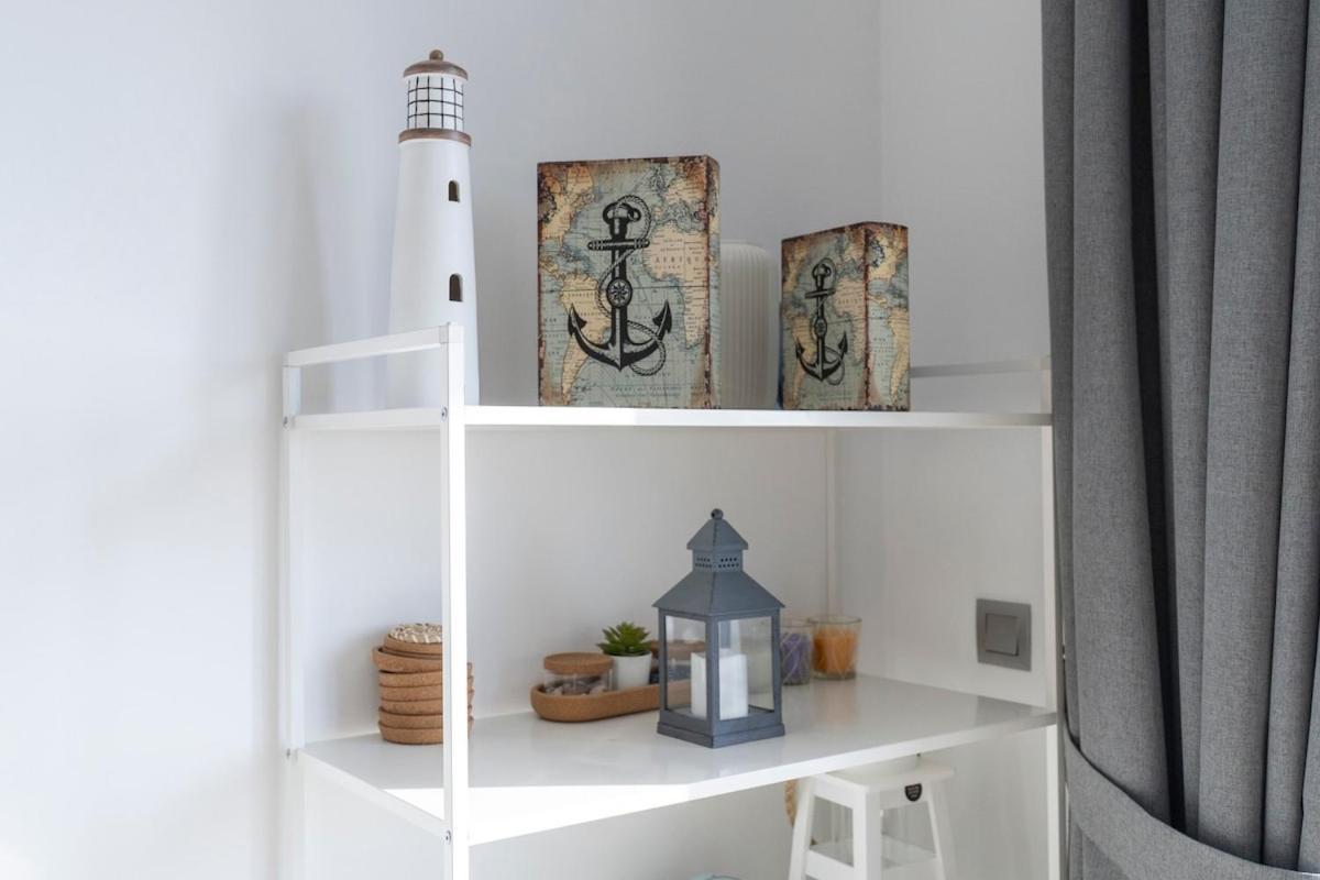 Airy 1-bedroom Coastal-style In Marina
