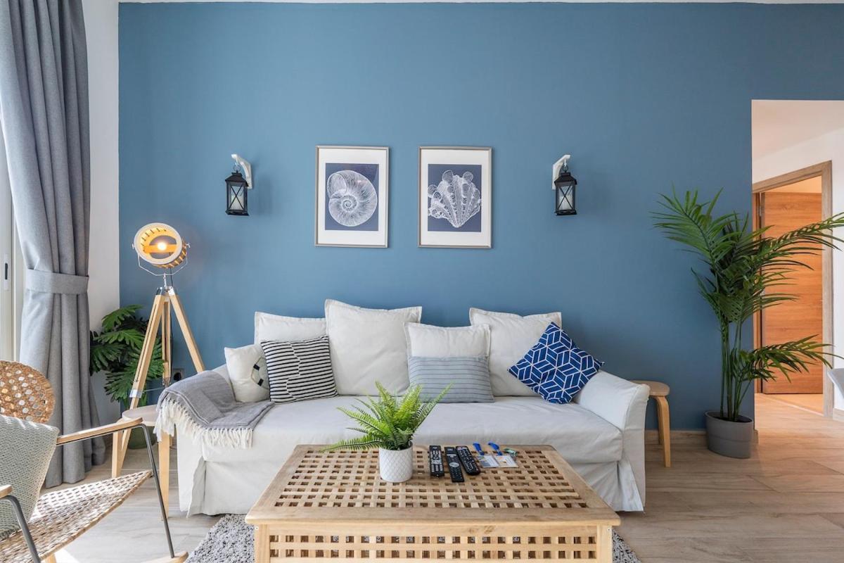 Airy 1-bedroom Coastal-style In Marina