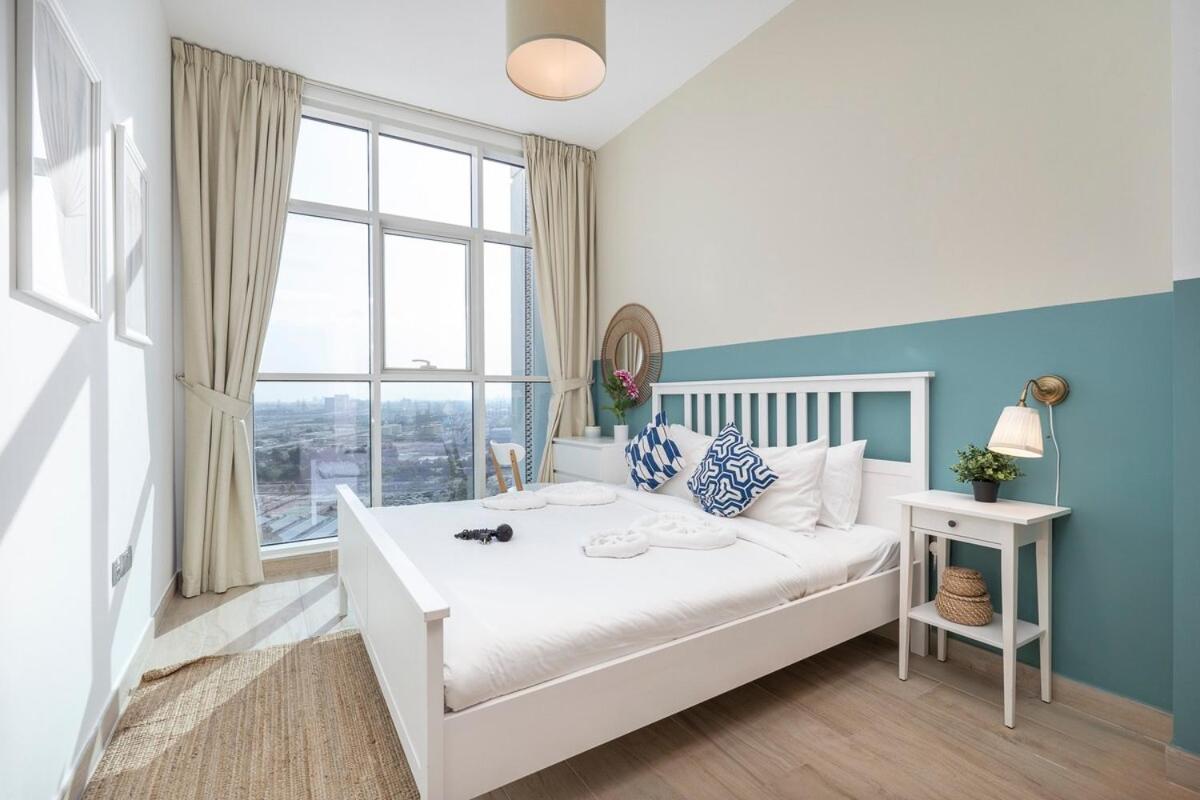 Airy 1-bedroom Coastal-style In Marina