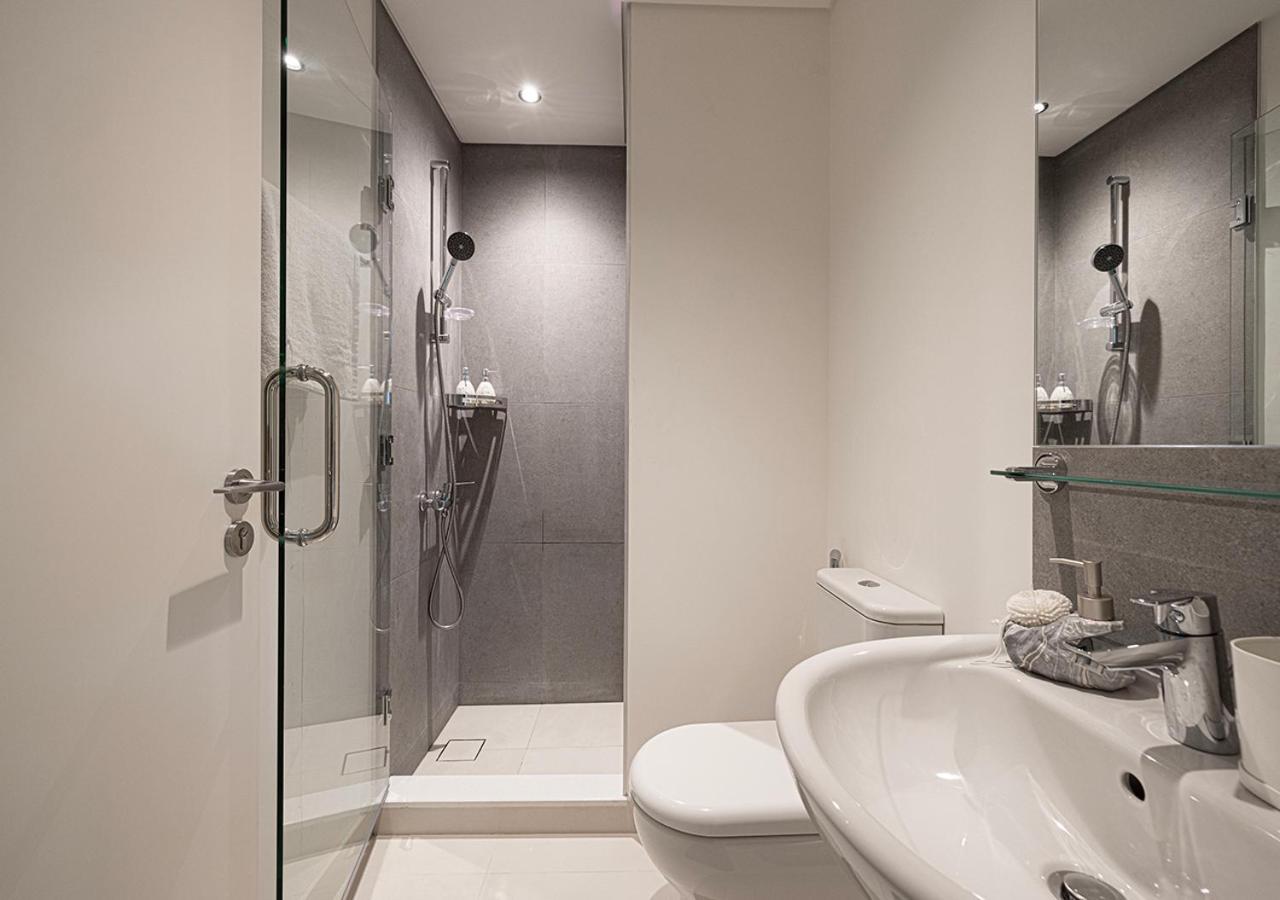 Downtown Luxe, Steps To Burj Khalifa 4bdr Apartment *