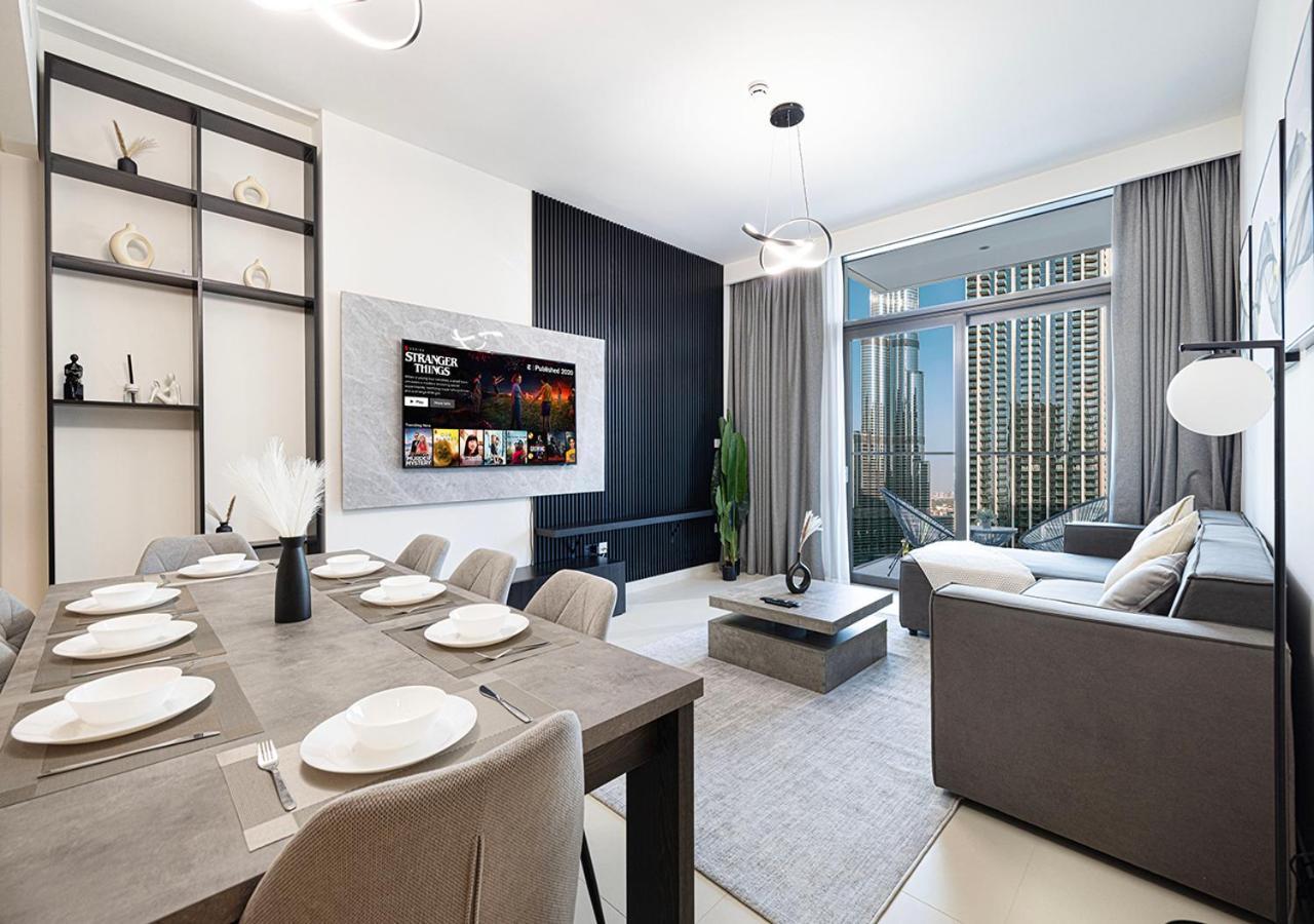 Downtown Luxe, Steps To Burj Khalifa 4bdr Apartment *