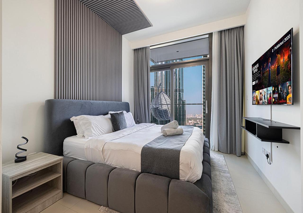 Downtown Luxe, Steps To Burj Khalifa 4bdr Apartment *