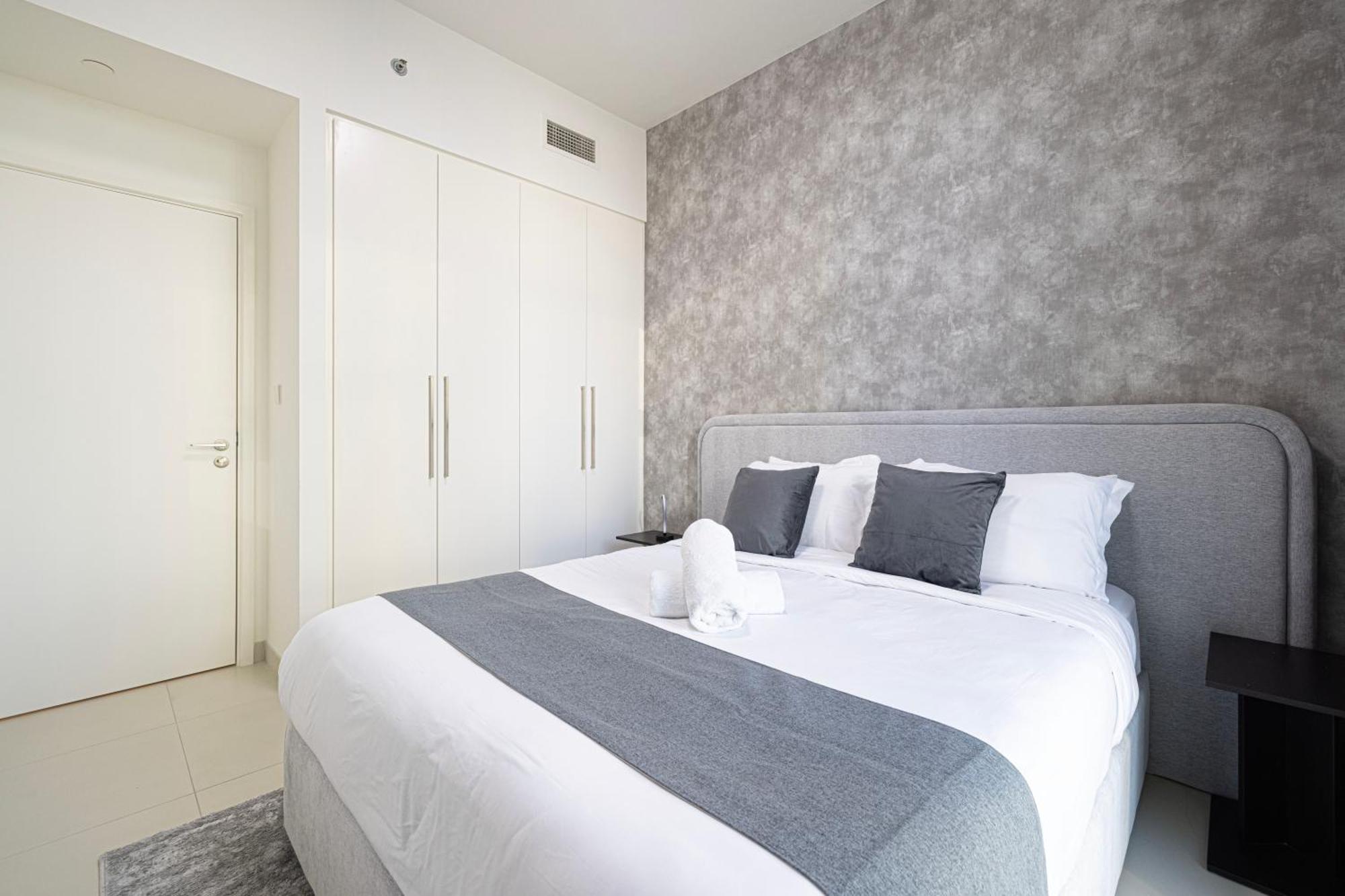 Downtown Luxe, Steps To Burj Khalifa 4bdr Apartment