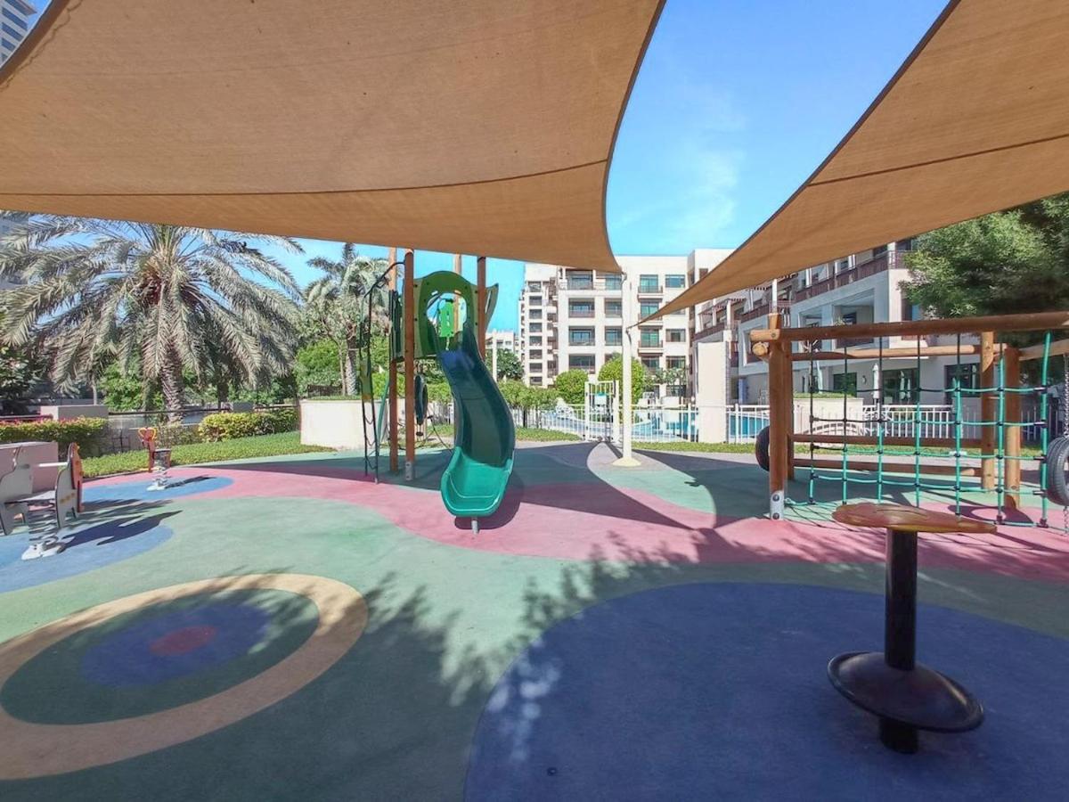 Apartemen Warm 2-bedrooms With Modern Kitchen Interior In The Greens!