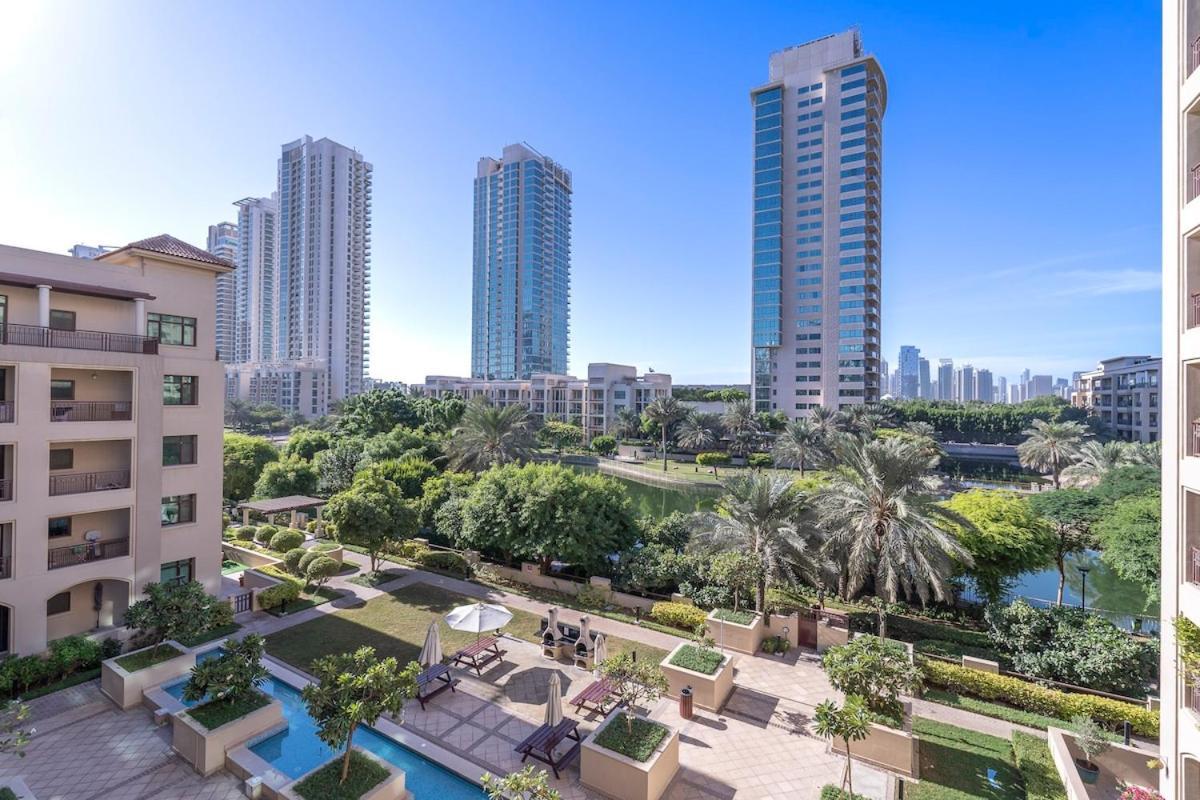 Apartemen Warm 2-bedrooms With Modern Kitchen Interior In The Greens! Dubai