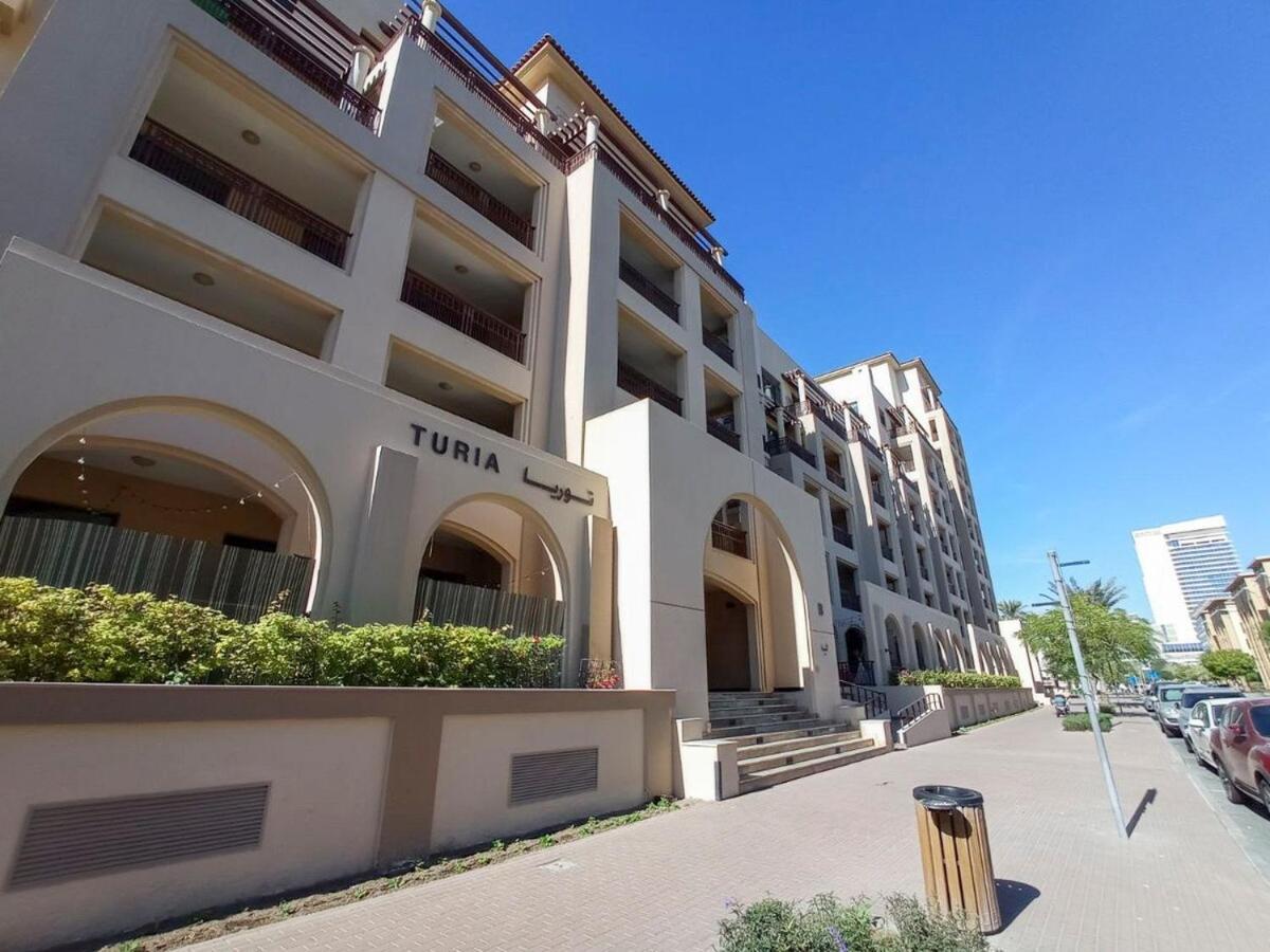 Warm 2-bedrooms With Modern Kitchen Interior In The Greens! Apartemen *